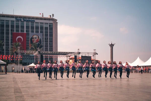 Izmir Türkei September 2021 Eine Gruppe Junger Menschen Tanzt Auf — Stockfoto