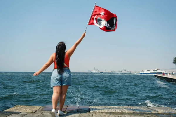 Izmir Türkei September 2021 Eine Frau Schwenkt Unabhängigkeitstag Von Izmir — Stockfoto