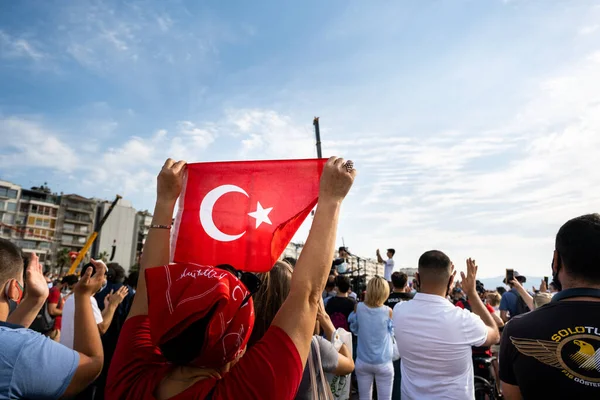 Izmir Turkiet September 2021 Människor Viftar Med Turkisk Flagga Ramen — Stockfoto