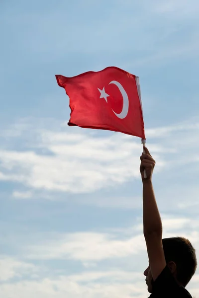 Izmir Türkei September 2021 Ein Junge Schwenkt Eine Türkische Flagge — Stockfoto