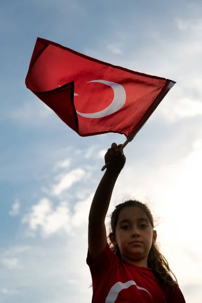 Izmir Turecko Září 2021 Dívka Mávající Tureckou Vlajkou Den Svobody — Stock fotografie