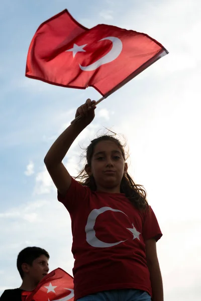 Izmir Turki September 2021 Seorang Gadis Mengibarkan Bendera Turki Pada — Stok Foto