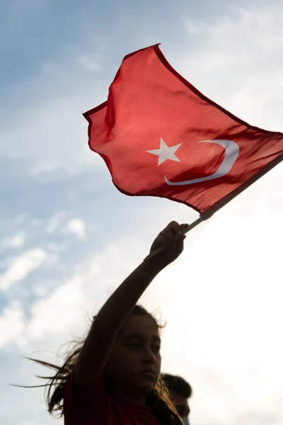 Izmir Türkei September 2021 Ein Mädchen Schwenkt Eine Türkische Flagge — Stockfoto