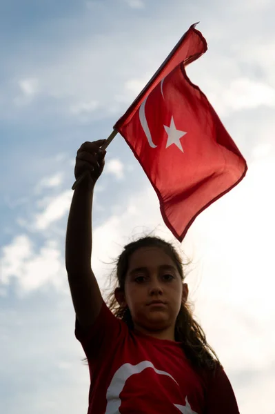 Izmir Turquia Setembro 2021 Uma Menina Agitando Uma Bandeira Turca — Fotografia de Stock