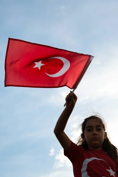 Izmir Turkiet September 2021 Flicka Som Viftar Med Turkisk Flagga — Stockfoto