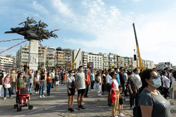 Σμύρνη Τουρκία Σεπτεμβρίου 2021 Άνθρωποι Στέκονται Σιωπηλοί Ενώ Εθνικός Ύμνος — Φωτογραφία Αρχείου