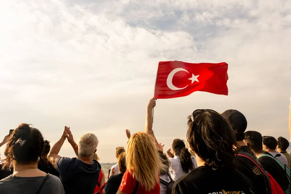 Izmir Turquía Septiembre 2021 Gente Ondeando Una Bandera Turca Marco — Foto de Stock