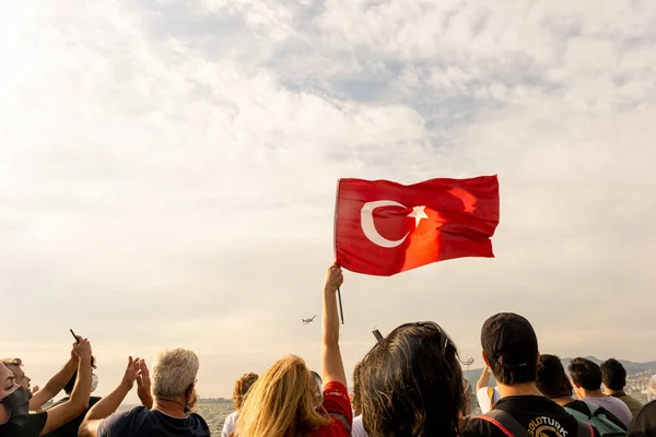 Izmir Turkiet September 2021 Människor Viftar Med Turkisk Flagga Ramen — Stockfoto