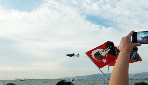 土耳其伊兹密尔 2021年9月9日 一架在伊兹密尔自由日飞越天空进行示威的飞机 人们在车架上挥动土耳其国旗 — 图库照片