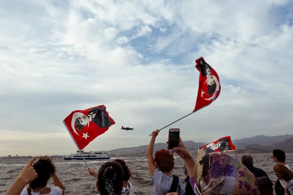 Izmir Turecko Září 2021 Plno Lidí Mává Tureckými Vlajkami Které — Stock fotografie