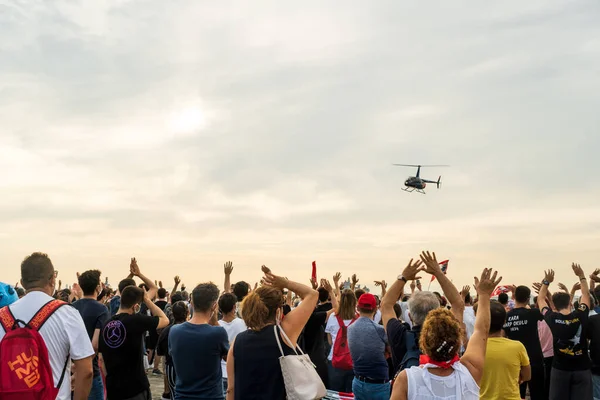 Izmir Turcja Września 2021 Demonstracja Śmigłowców Niebie Ogromnymi Tureckimi Flagami — Zdjęcie stockowe