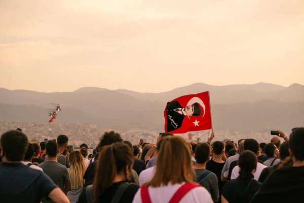 土耳其伊兹密尔 2021年9月9日 在伊兹密尔的自由日 直升机在天空展示土耳其国旗 画框上挂着土耳其国旗和Ataturk照片的人群 — 图库照片