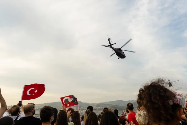 Zmir Türkiye Eylül 2021 Türk Jandarma Helikopteri Türk Bayrakları Taşıyan — Stok fotoğraf