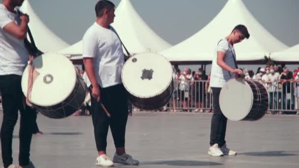 トルコのイズミル 9月9 2021 イズミルトルコの共和国広場でドラム演奏を行う若者のグループとイズミルの自由の日 — ストック動画