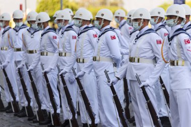 İzmir, Türkiye - 30 Ağustos 2021. Kasklı ve mavi üniformalı Türk Donanma askerleri sırada bekliyor. Türkiye 'nin Zafer Günü.