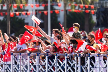 İzmir, Türkiye - 30 Ağustos 2021. 30 Ağustos 'ta Gundogdu Meydanı' nda Türk bayraklı kalabalık, İzmir Türkiye.