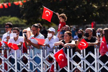 İzmir, Türkiye - 30 Ağustos 2021. Cumhuriyet Meydanı 'nda 30 Ağustos' ta Türk bayraklı kalabalık, İzmir Türkiye.