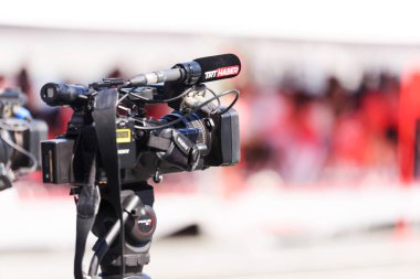 İzmir, Türkiye - 30 Ağustos 2021. TRT canlı haber kamerasının yakın çekim görüntüsü