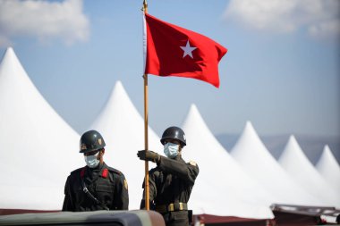 İzmir, Türkiye - 30 Ağustos 2021: Kırmızılı ve beyaz yıldızlı Türk askeri.