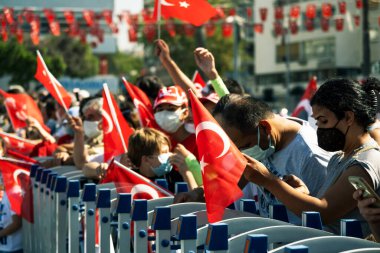 İzmir, Türkiye - 30 Ağustos 2021. 30 Ağustos 'ta Cumhuriyet Meydanı' nda Türk bayraklı kalabalık, İzmir Türkiye.