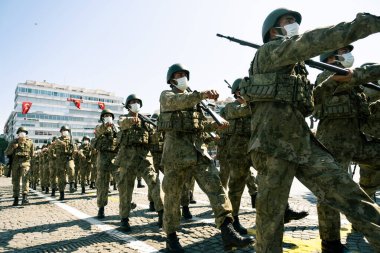 İzmir, Türkiye - 30 Ağustos 2021: Türkiye Cumhuriyet Günü 'nde maskeli Türk askerleri yürüyor. Alsancak İzmir Türkiye.