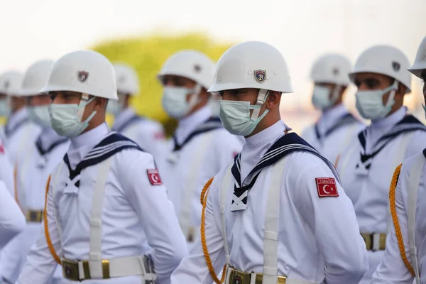 トルコのイズミル 2021年8月30日 ヘルメットと青い制服を着たトルコ海軍兵士が並んで待っています トルコの勝利の日 — ストック写真