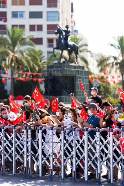 Izmir Turquía Agosto 2021 Multitud Personas Con Banderas Turcas Plaza — Foto de Stock