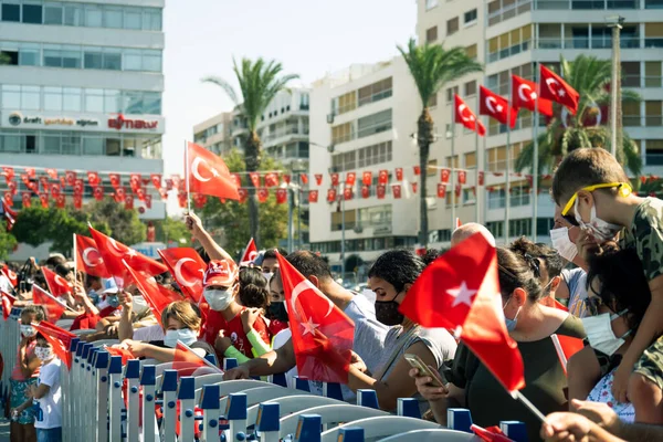 Izmir Turchia Agosto 2021 Gente Affollata Bandiere Turche Piazza Cumhuriyet — Foto Stock