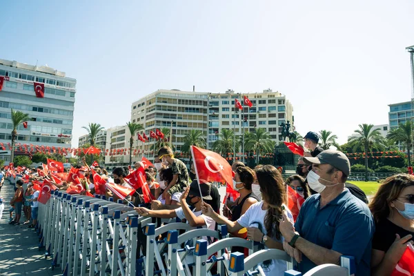 Измир Турция Августа 2021 Года Толпа Людей Турецкими Флагами Площади — стоковое фото