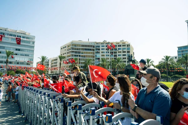 Izmir Turcja Sierpnia 2021 Zatłoczone Osoby Tureckimi Flagami Placu Cumhuriyet — Zdjęcie stockowe
