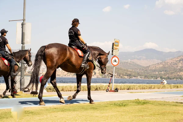 Izmir Turquia Agosto 2021 Mulher Policial Homem Montando Cavalos Alsancak — Fotografia de Stock