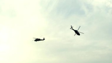 İzmir, Türkiye - 9 Eylül 2021: Türk Jandarma Helikopterleri, Türk bayrakları taşıyan bir kalabalıkla İzmir 'in gökyüzünde Özgürlük Günü kutlamaları düzenledi