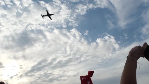 トルコのイズミル 2021年9月9日 デモのためにイズミルの自由の日に空を飛ぶ飛行機 フレームにトルコの旗を振っている人々 スローモーション映像 — ストック動画