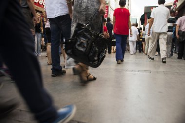 Kalabalık insanlar yürüyen