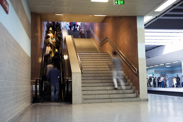 Эскалатор и лестница — стоковое фото