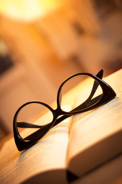 Gafas y libro — Foto de Stock