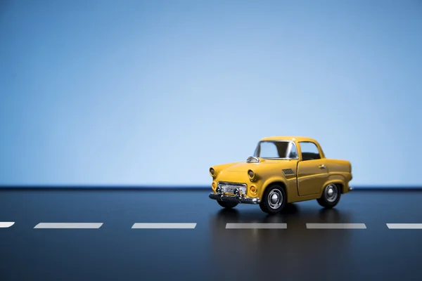 Żółty pięćdziesiątych zabawka modelu samochodu. — Zdjęcie stockowe