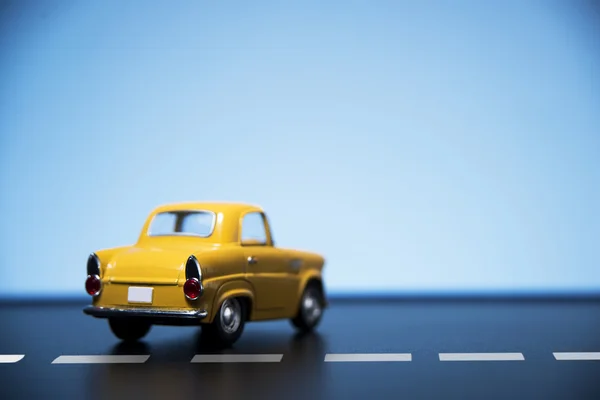 Carro modelo de brinquedo amarelo dos anos cinquenta . — Fotografia de Stock