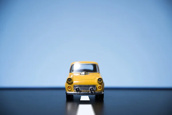 Sarı ellili model araba oyuncak.