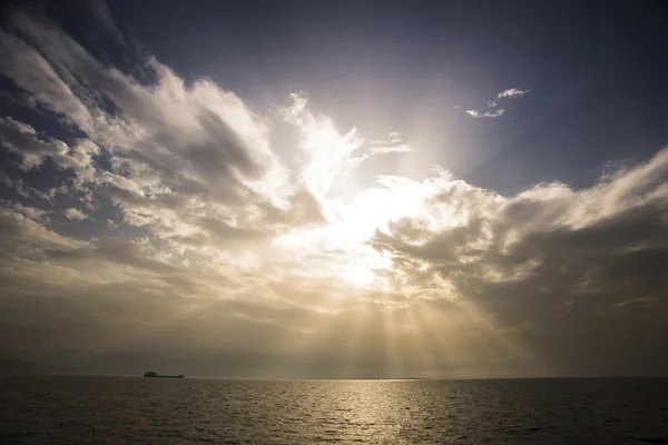 Сонячні промені на заході сонця з хмарами . — стокове фото