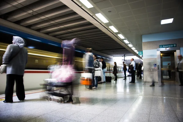 Aspettando il treno — Foto Stock