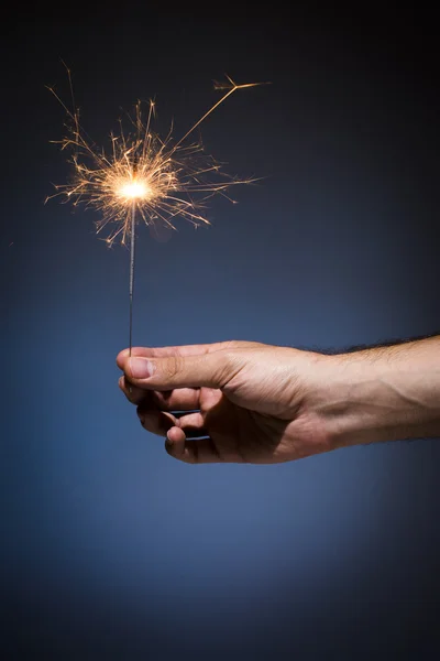 Mão segurando sparkler . — Fotografia de Stock