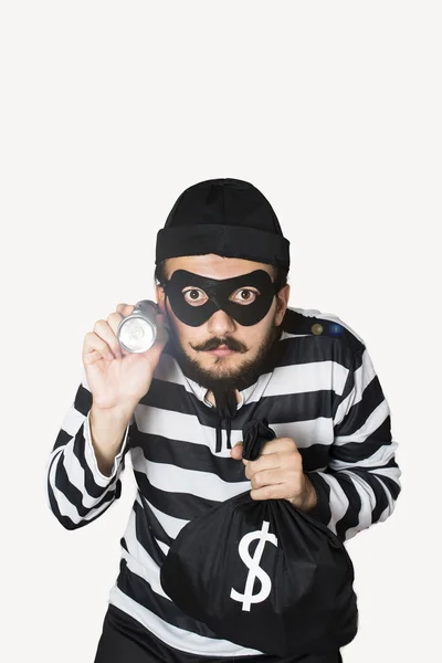 Einbrecher mit Geldbeutel, Taschenlampe, Maske und Hut unterwegs. — Stockbild Einbrecher — Stockfoto