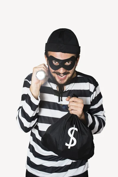 Glücklicher Einbrecher mit Geldbeutel, Taschenlampe, Maske und Hut. — Stockbild Einbrecher — Stockfoto