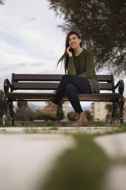 genç kadın telefon görüşmesi