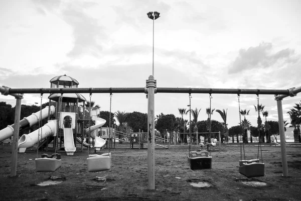 Balanços e parque de crianças — Fotografia de Stock