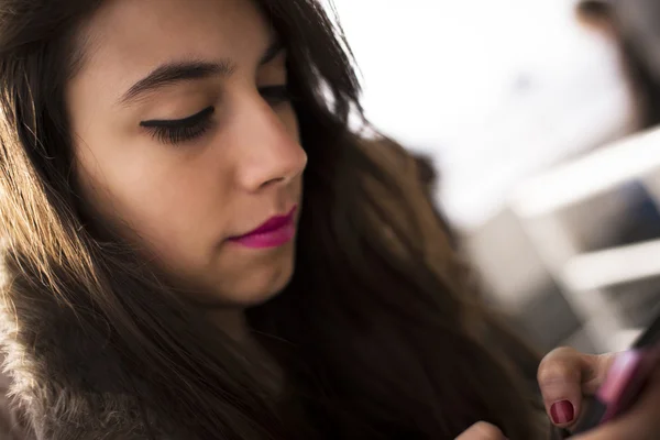 Woman texting — Stock Photo, Image