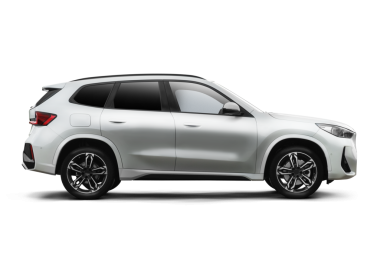 Şeffaf bir arkaplanda beyaz renkli modern bir SUV aracının tam sağ kenar görünümü