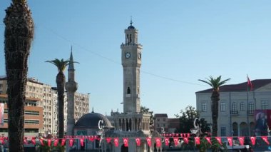 İzmir, Türkiye - 29 Ekim 2025: Konak Meydanı 'ndaki İzmir Saat Kulesi Cumhuriyet Günü kutlamaları sırasında etrafındaki bayraklarla süslendi
