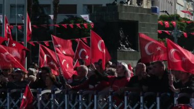 İzmir, Türkiye - 29 Ekim 2025: Cumhuriyet Günü kutlamaları sırasında Türk bayraklarını sallayan coşkulu kalabalığın yavaş çekim videosu.